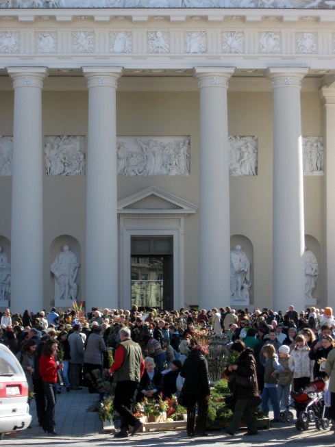 The crowd in front of the Cathedral